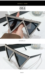 Viste dettagliate di occhiali da sole triangolari con strass e lenti nere alla moda