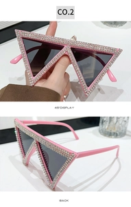 Dettagli fronte e retro di occhiali da sole triangolari con montatura rosa e strass