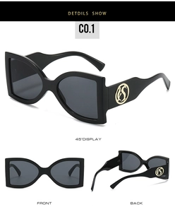 Détails macro des lunettes de soleil carrées noires avec logo S doré sur les branches