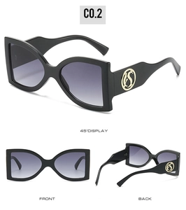 Vue en trois angles de lunettes de soleil carrées à verres dégradés violets et logo S doré
