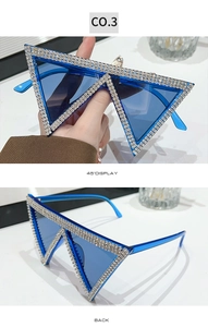 Dettaglio di occhiali da sole triangolari blu brillante con bordi in strass bianchi