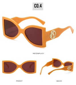 Trois vues de lunettes de soleil carrées orange vif avec logo doré et verres bruns