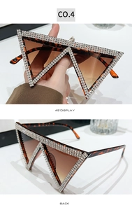 Dettaglio di occhiali da sole oversize a triangolo con strass in tartaruga e CO.4