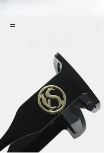 Gros plan sur la branche de lunettes de soleil noires avec logo doré circulaire