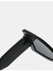 Gros plan de la charnière en métal durable sur des lunettes de soleil de luxe