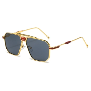 Lunettes de soleil aviateur oversize avec monture dorée et détails rouges au pont