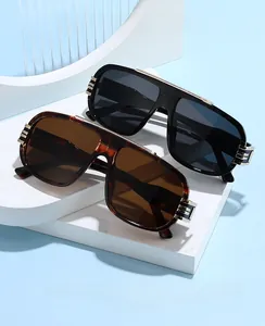 Détail de lunettes carrées avec accents dorés sur les branches et verres anti-lumière bleue