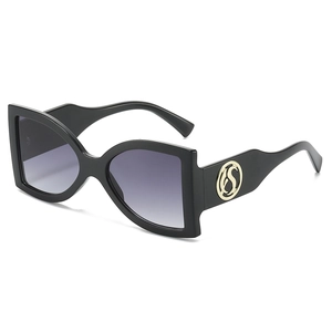 Lunettes de soleil oversize noires avec verres dégradés violets et logo métallique chic