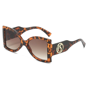 Lunettes de soleil carrées oversize en écaille avec verres dégradés marron et logo doré