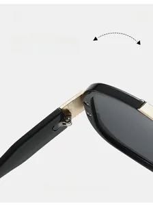 Détail de la charnière en métal doré robuste sur une monture de lunettes rétro noire