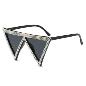 Occhiali da sole oversize chic a forma di W con strass argento e lenti grigie