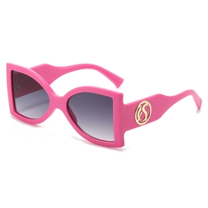 Lunettes de soleil carrées rose Barbie avec verres dégradés gris et logo en métal doré