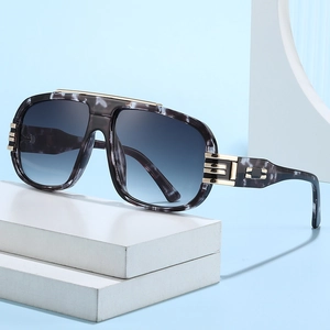 Lunettes de soleil carrées modernes avec monture marbrée grise et verres dégradés bleus