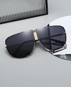 Détail de lunettes shield avec pont métallique doré en nid d'abeille et verres gris