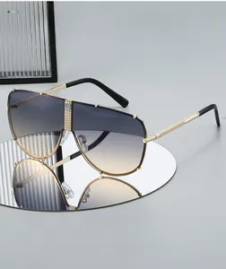 Détail du pont en maille métallique et verres dégradés sur lunettes aviateur