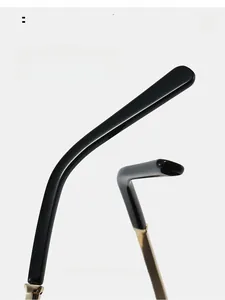 Détail des branches métalliques courbées sur des lunettes de soleil pour un port confortable