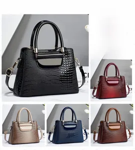 Detailed size specifications for the crocodile-patterned structured tote bag in five colors