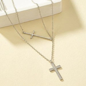 Détail du collier double rang avec pendentifs croix argentés et oxydes de zirconium
