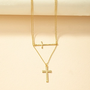 Collier double couche doré minimaliste avec pendentif croix et chaîne fine élégante
