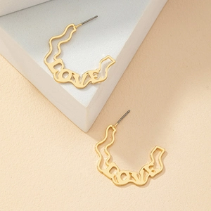 Goldene C-förmige LOVE-Ohrringe mit Wellenstruktur und Hohldesign im trendigen Punk-Stil