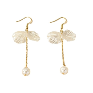 Boucles d'oreilles pétales blancs élégantes avec chaîne dorée et perles sur fond blanc