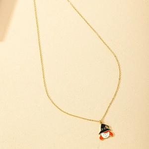 Collier doré avec pendentif sorcière en émail et chapeau pointu pour Halloween