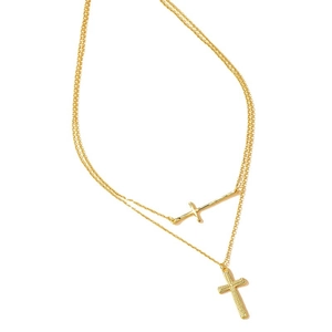 Collier double couche doré minimaliste avec pendentifs croix sur fond blanc épuré