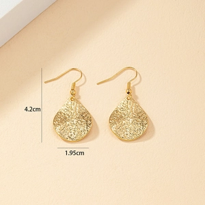 Golden drop earrings with irregular hammered texture and metallic luster, size 4.2x1.95cm