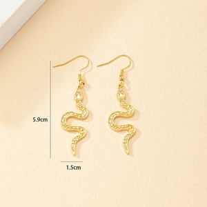Boucles d'oreilles serpent dorées texturées mesurant 5,9 cm sur 1,5 cm