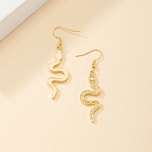 Boucles d'oreilles serpent dorées au design asymétrique minimaliste et cristaux brillants
