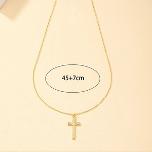 Collana a croce testurizzata dorata da donna con catena a O ed estensione da 45 cm più 7 cm