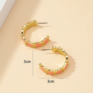 Boucles d'oreilles créoles dorées en C avec cœurs en émail rose, diamètre 3cm
