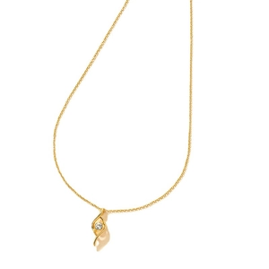 Collier doré avec pendentif ondulé et pierre de zircon centrale sur fond blanc