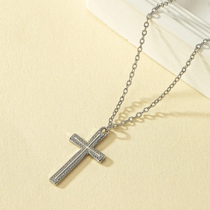 Collana con croce argentata minimalista con pendente testurizzato su catena a O