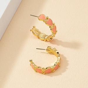 Boucles d'oreilles créoles en C avec motifs de cœurs roses finition dorée