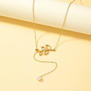 Élégant collier en Y doré avec pendentif feuille évidée et une perle blanche suspendue