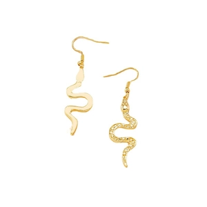 Boucles d'oreilles serpent dorées avec finition lisse et texturée sur fond blanc
