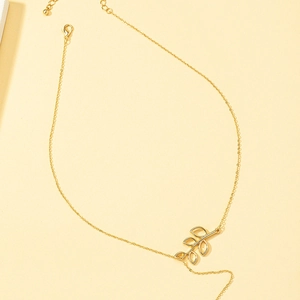 Collier doré élégant avec pendentif feuille évidée et chaîne de réglage fine