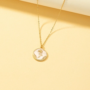 Französische Vintage-Goldkette mit weißem Emaille-Rosenmünzen-Anhänger an O-Kette