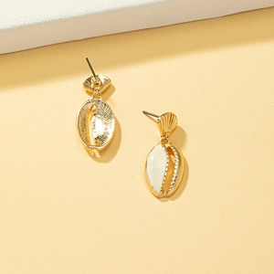 Élégantes boucles d'oreilles coquillage dorées avec émail blanc de style bohème