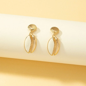 Boucles d'oreilles coquillages dorées et émail avec design plissé style plage été