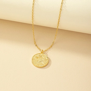 Collana minimalista con moneta d'oro e ciondolo a testa di leone su catena sottile