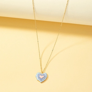 Collier à pendentif cœur multicouche doré avec émail en rose bleu et violet