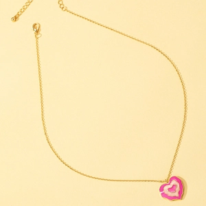 Collier avec pendentif cœur en émail rose multicouche sur chaîne dorée pour femme