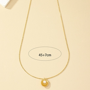 Élégant collier pendentif coquillage doré avec perle blanche et chaîne 45cm