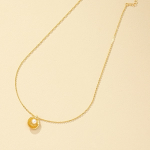 Collier doré minimaliste avec pendentif coquillage perlé et chaîne fine ajustable