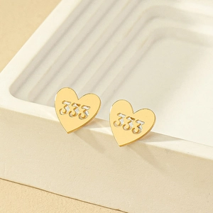 Boucles d'oreilles cœur dorées avec design minimaliste du numéro 333 pour femme