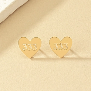 Boucles d'oreilles cœur dorées minimalistes avec numéro 333 gravé pour femme