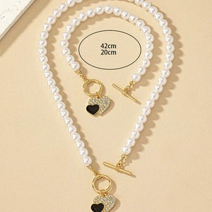 Elegantes Perlen-Schmuckset mit Herzanhänger und goldenem OT-Verschluss für Damen