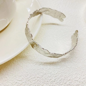 Bracciale rigido aperto argento con trama martellata irregolare dal design minimal
